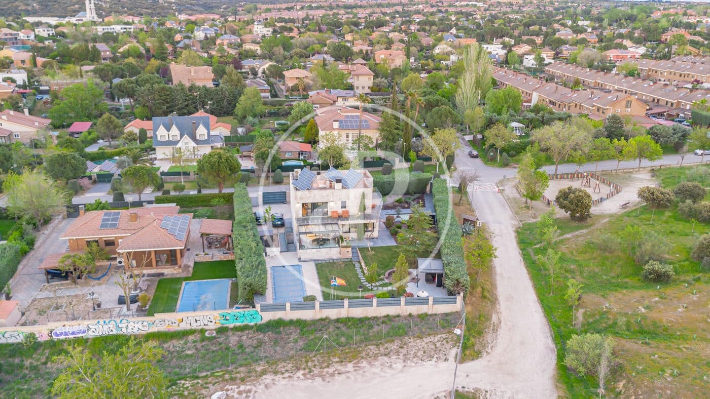 3 bedroom Villa for sale in Las Rozas de Madrid with pool - € 1,850,000 (Ref: 9752045)