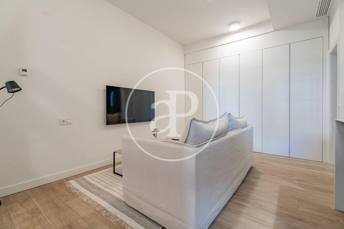 Villa for rent in Madrid city with pool garage - € 1,875 (Ref: 9780573)