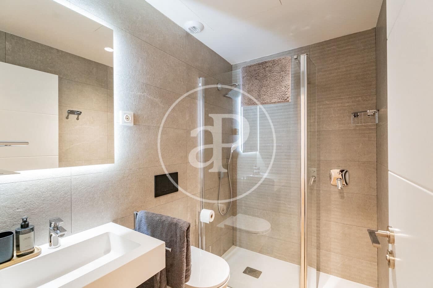 Villa for rent in Madrid city with pool garage - € 1,875 (Ref: 9780573)