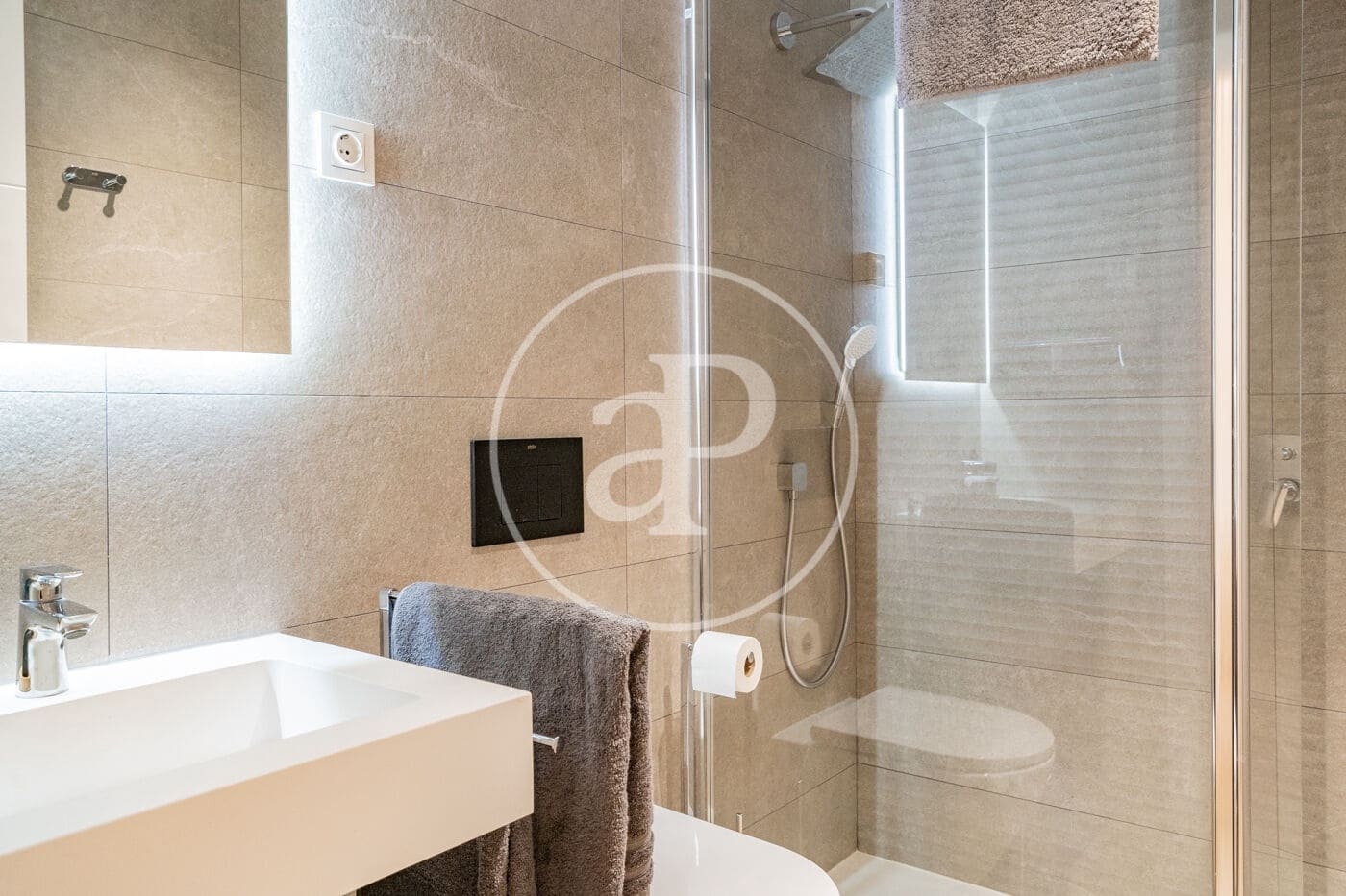 Villa for rent in Madrid city with pool garage - € 1,875 (Ref: 9780573)