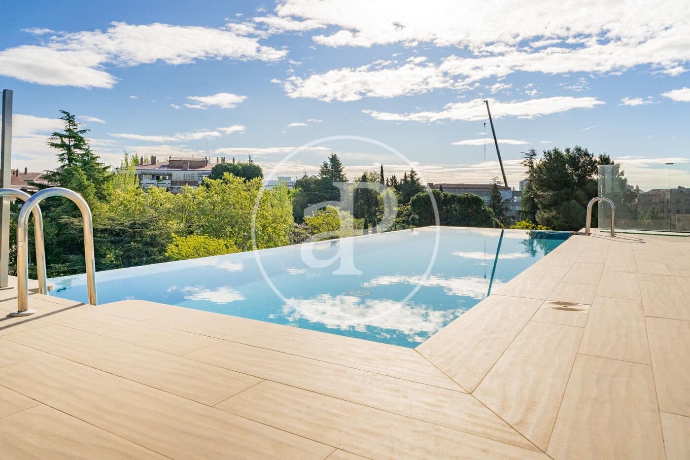 Villa for rent in Madrid city with pool garage - € 1,875 (Ref: 9780573)