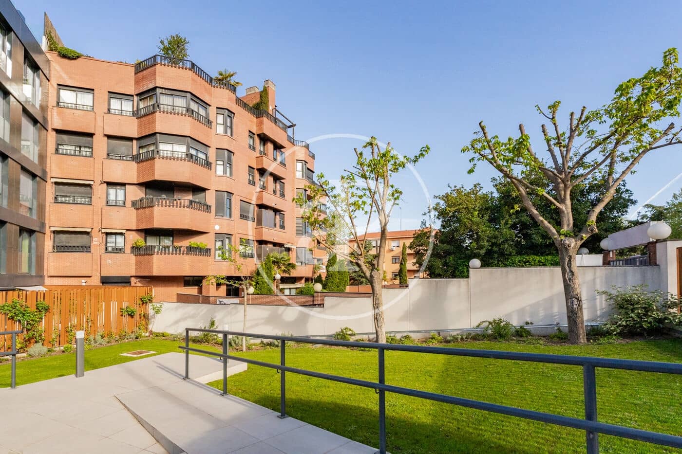 Villa for rent in Madrid city with pool garage - € 1,875 (Ref: 9780573)