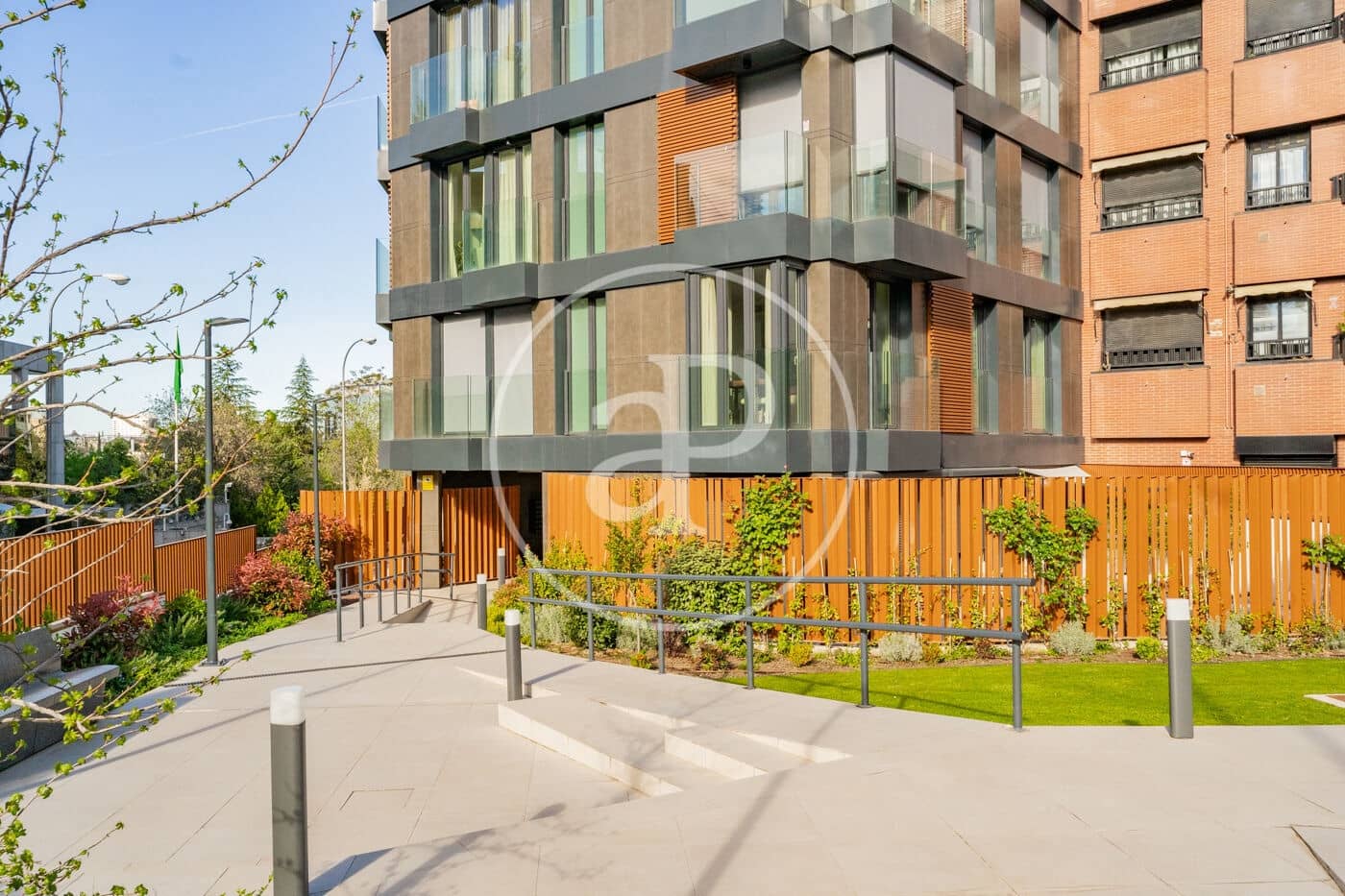 Villa for rent in Madrid city with pool garage - € 1,875 (Ref: 9780573)