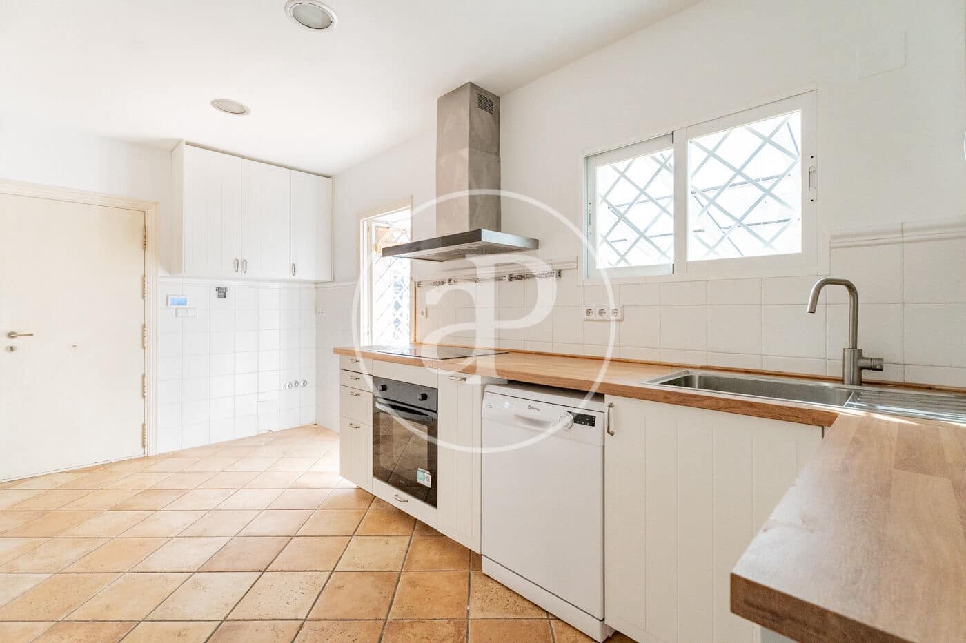 3 bedroom Villa for rent in Madrid city with pool garage - € 3,600 (Ref: 9783245)