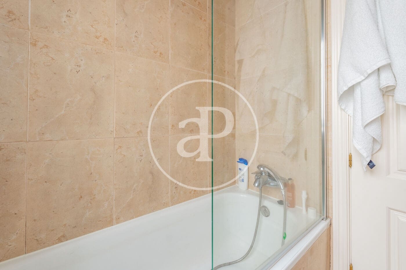 2 soveværelse Lejlighed til leje i Madrid by - € 2.000 (Ref: 9788412)