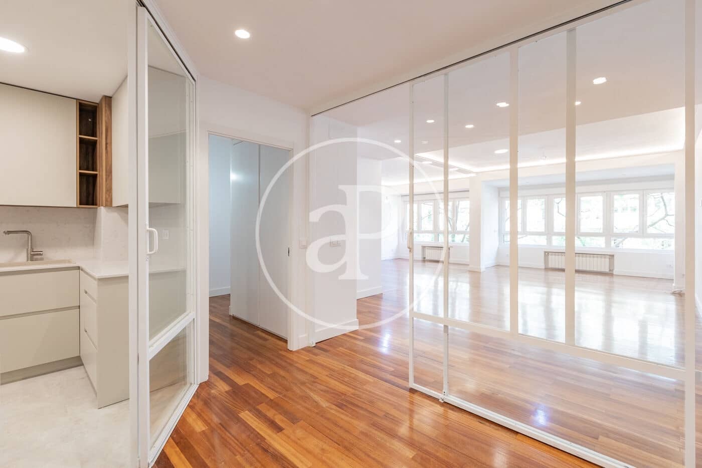 3 soverom Leilighet til leie i Madrid by med garasje - € 3 800 (Ref: 9799272)