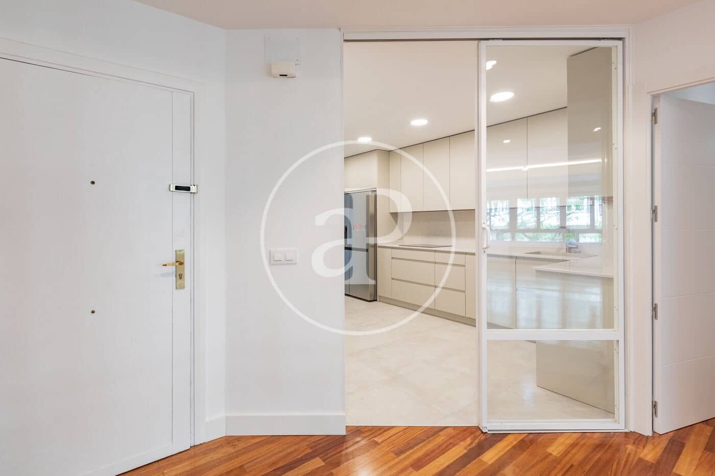 3 soverom Leilighet til leie i Madrid by med garasje - € 3 800 (Ref: 9799272)