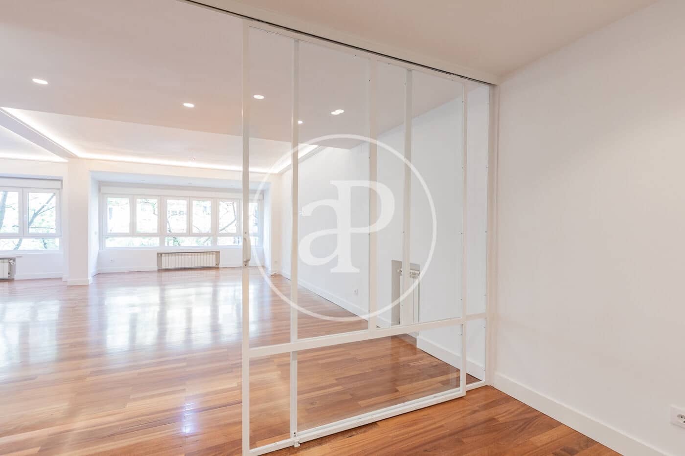 3 soverom Leilighet til leie i Madrid by med garasje - € 3 800 (Ref: 9799272)