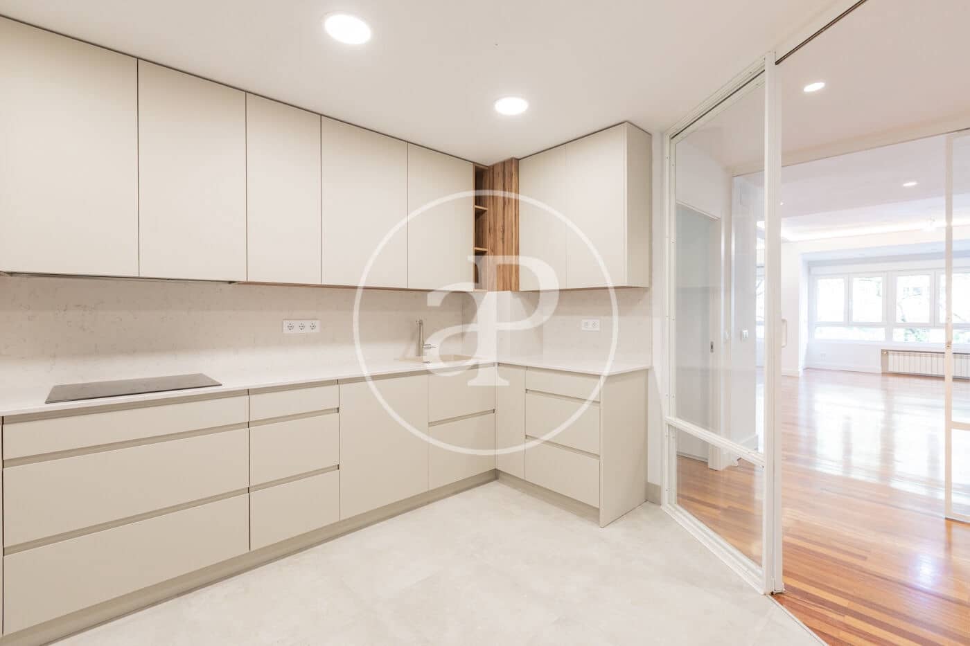 3 soverom Leilighet til leie i Madrid by med garasje - € 3 800 (Ref: 9799272)