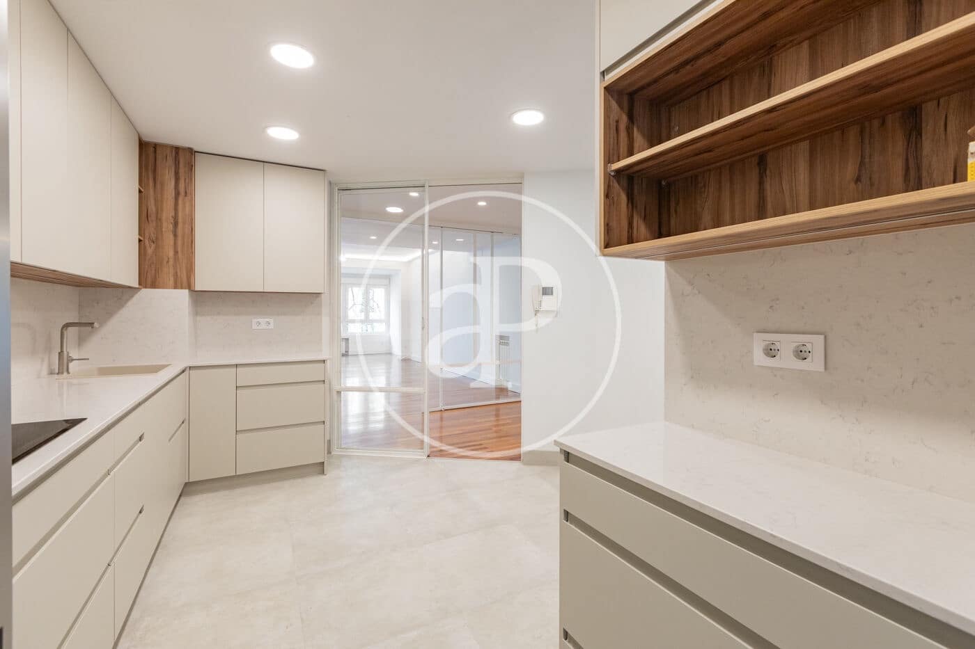 3 soverom Leilighet til leie i Madrid by med garasje - € 3 800 (Ref: 9799272)