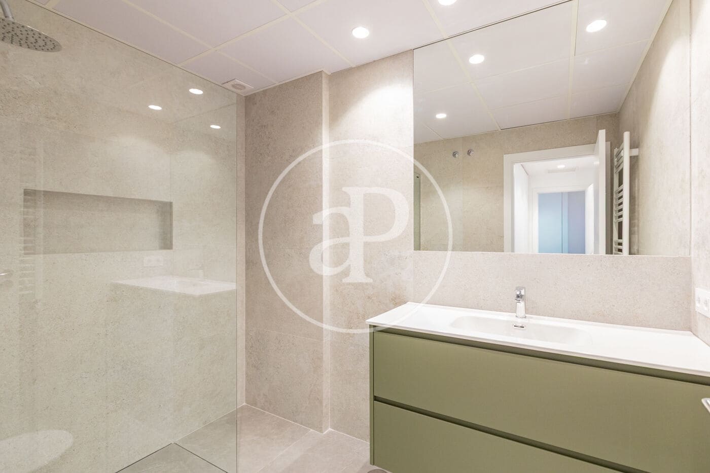 3 soverom Leilighet til leie i Madrid by med garasje - € 3 800 (Ref: 9799272)