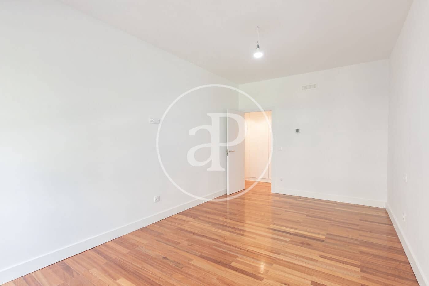 3 soverom Leilighet til leie i Madrid by med garasje - € 3 800 (Ref: 9799272)