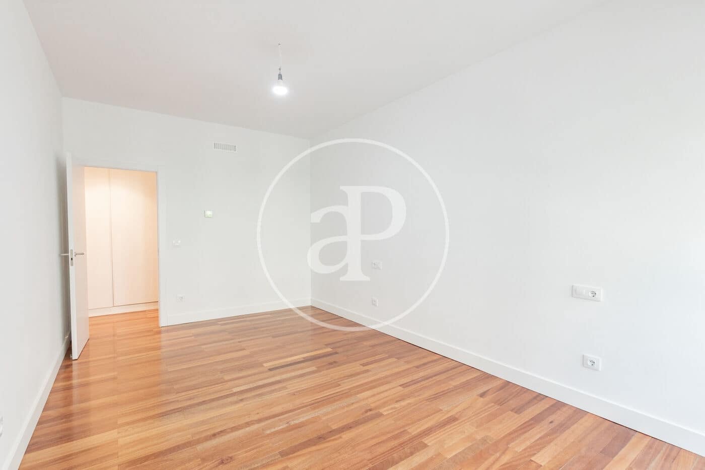 3 soverom Leilighet til leie i Madrid by med garasje - € 3 800 (Ref: 9799272)