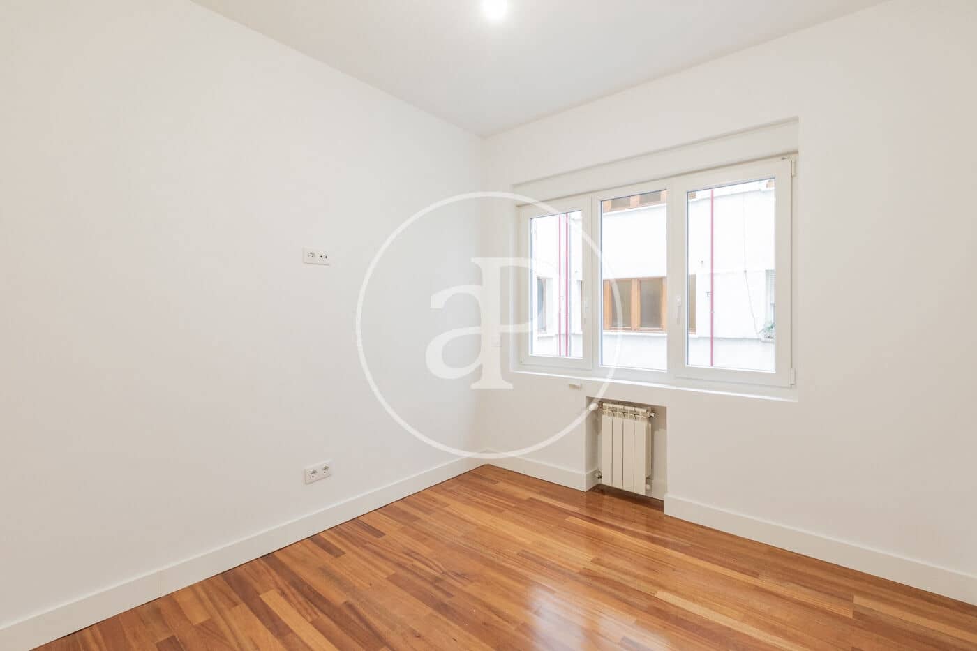 3 soverom Leilighet til leie i Madrid by med garasje - € 3 800 (Ref: 9799272)