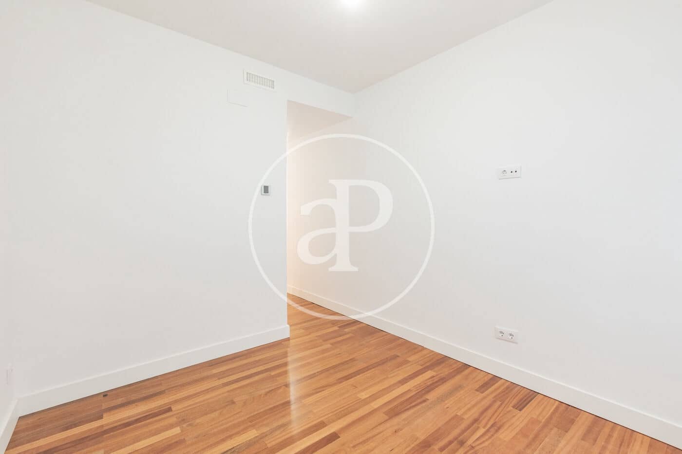 3 soverom Leilighet til leie i Madrid by med garasje - € 3 800 (Ref: 9799272)