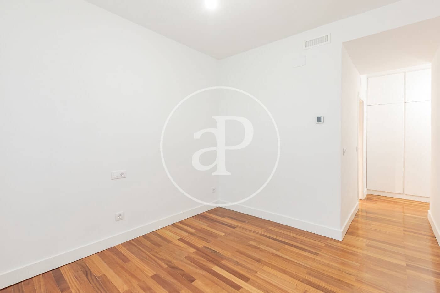 3 soverom Leilighet til leie i Madrid by med garasje - € 3 800 (Ref: 9799272)