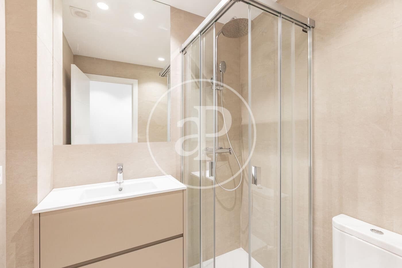 3 soverom Leilighet til leie i Madrid by med garasje - € 3 800 (Ref: 9799272)