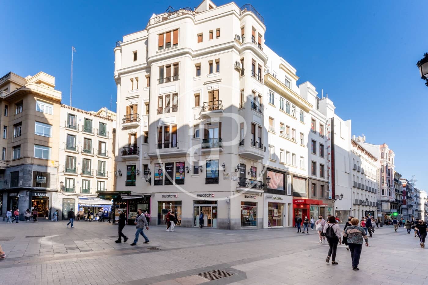 Appartement te huur in Madrid stad - € 2.200 (Ref: 9799274)