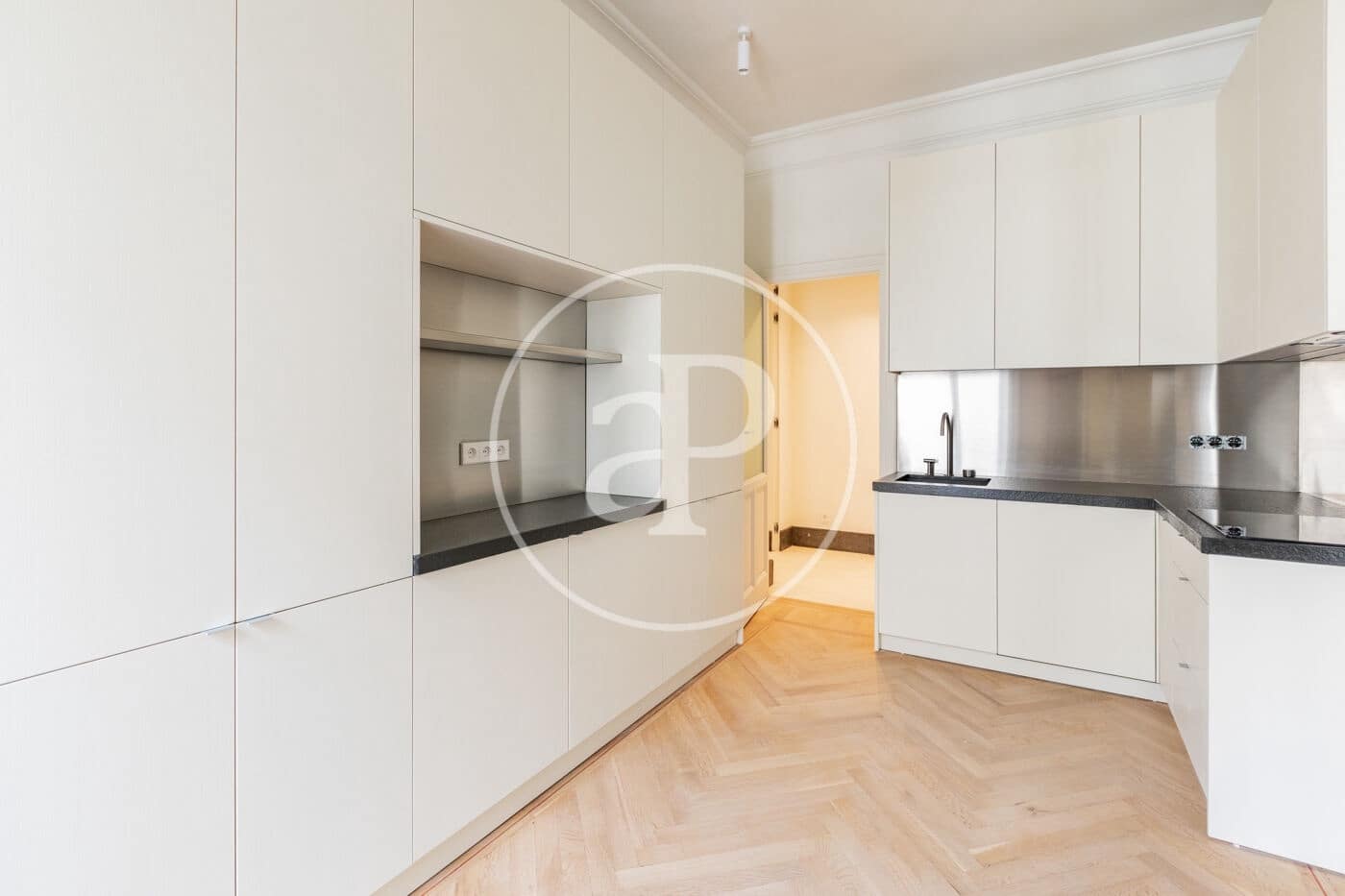 4 slaapkamer Appartement te huur in Madrid stad - € 15.000 (Ref: 9804305)