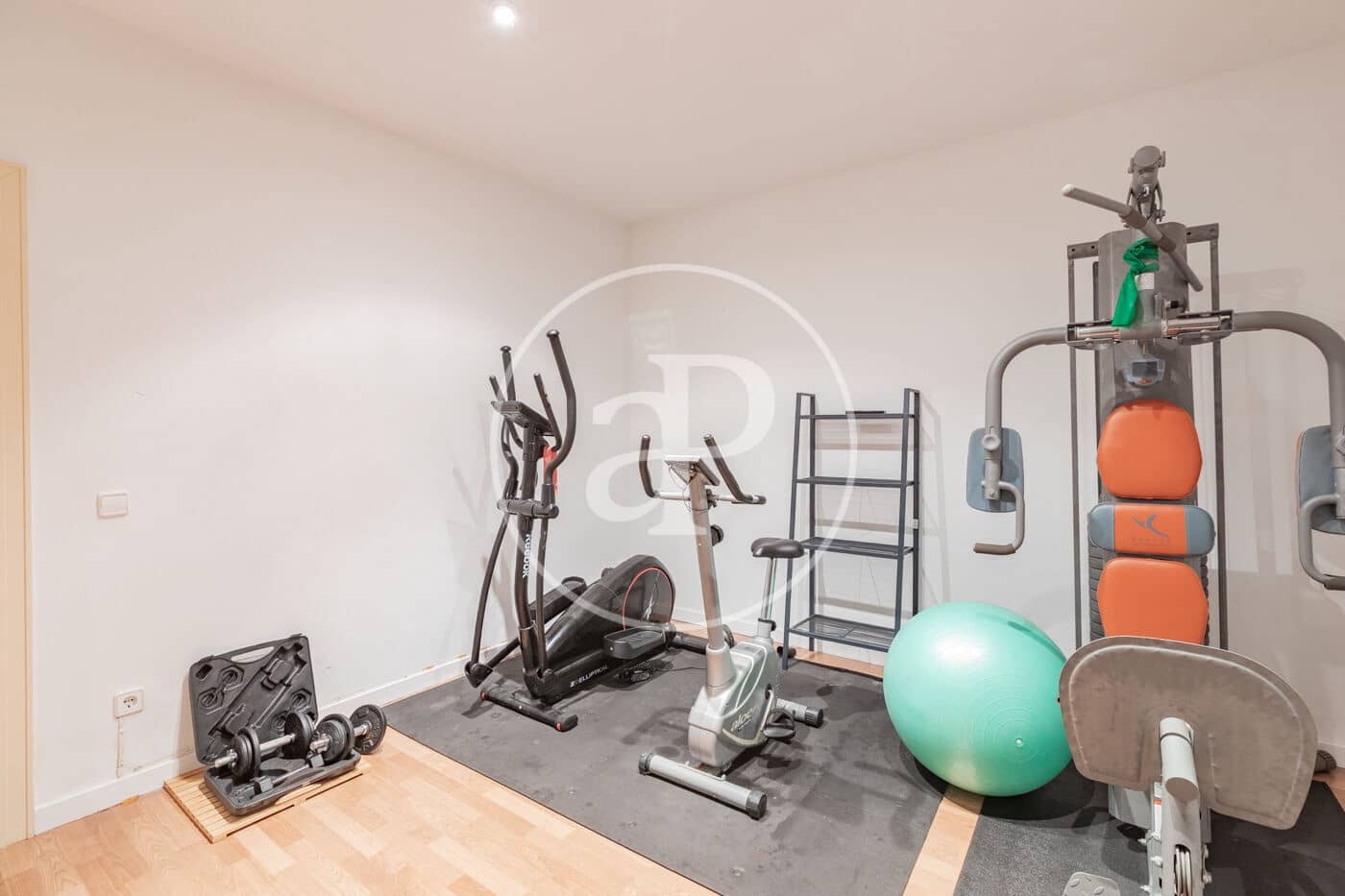 5 bedroom Villa for sale in Madrid city with pool - € 1,450,000 (Ref: 9806483)
