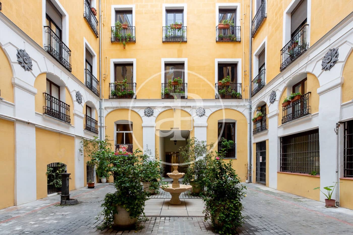 2 quarto Apartamento para arrendar em Madrid cidade - 2 100 € (Ref: 9811590)