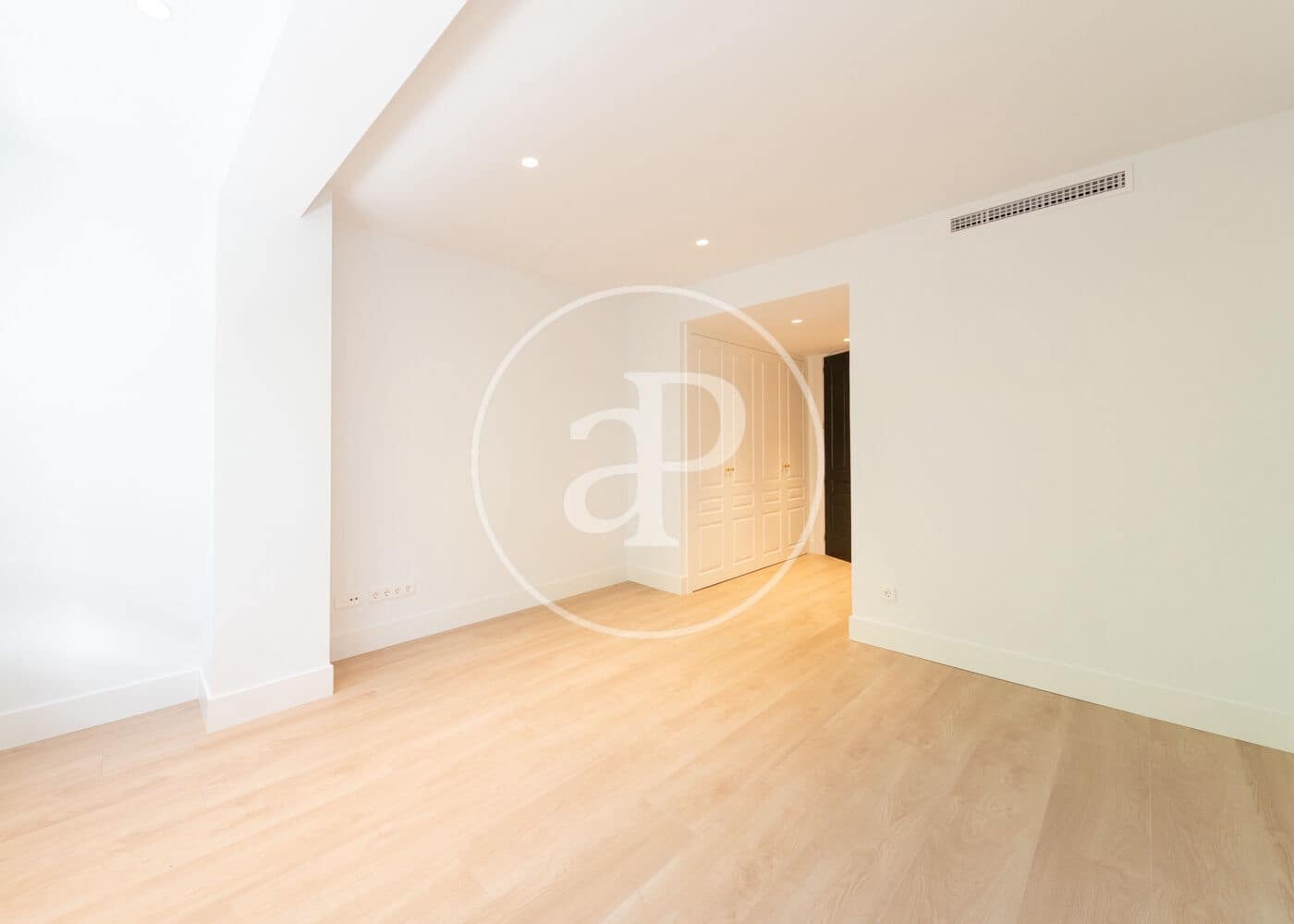 4 quarto Apartamento para arrendar em Madrid cidade - 10 000 € (Ref: 9811595)