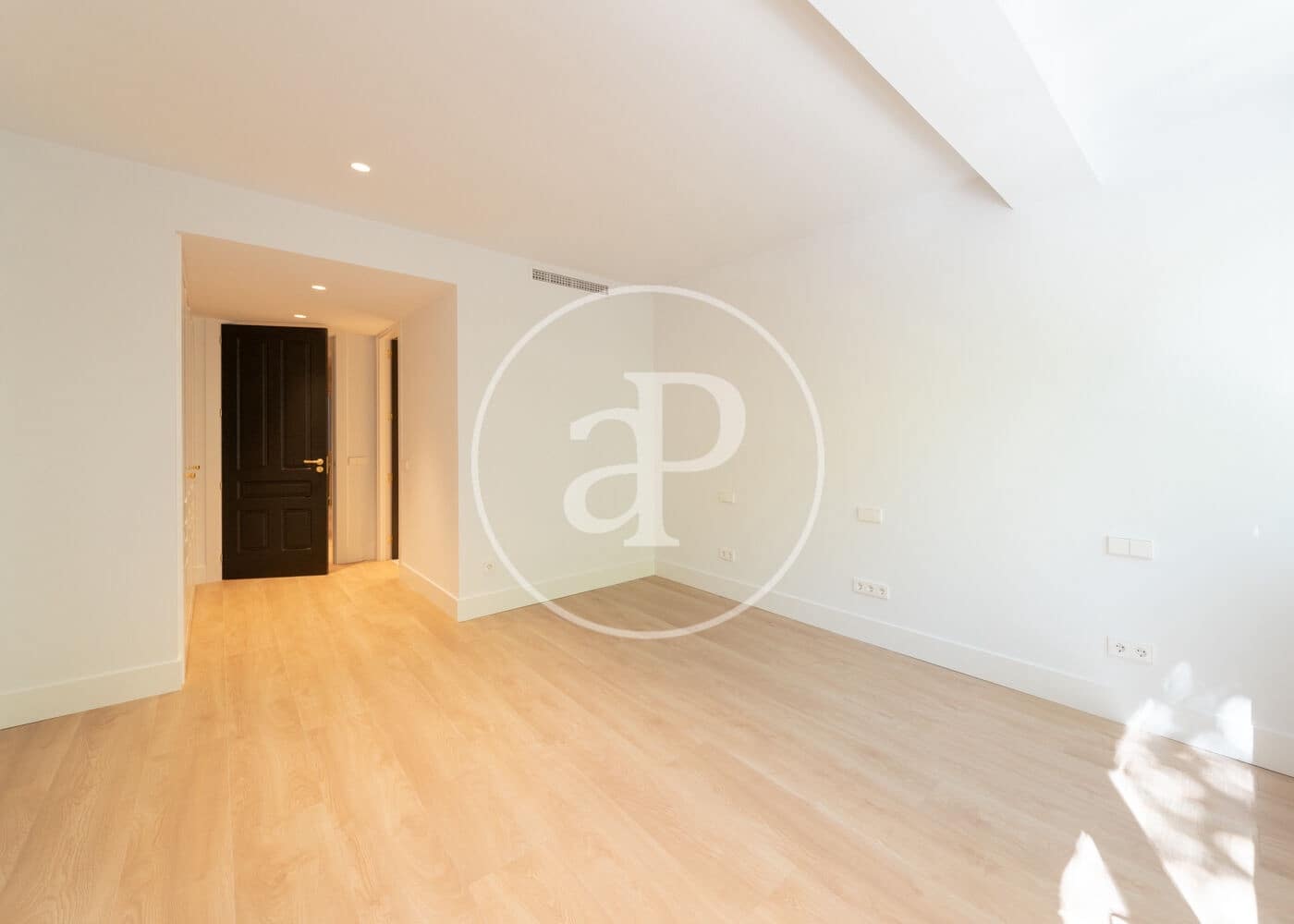 4 quarto Apartamento para arrendar em Madrid cidade - 10 000 € (Ref: 9811595)