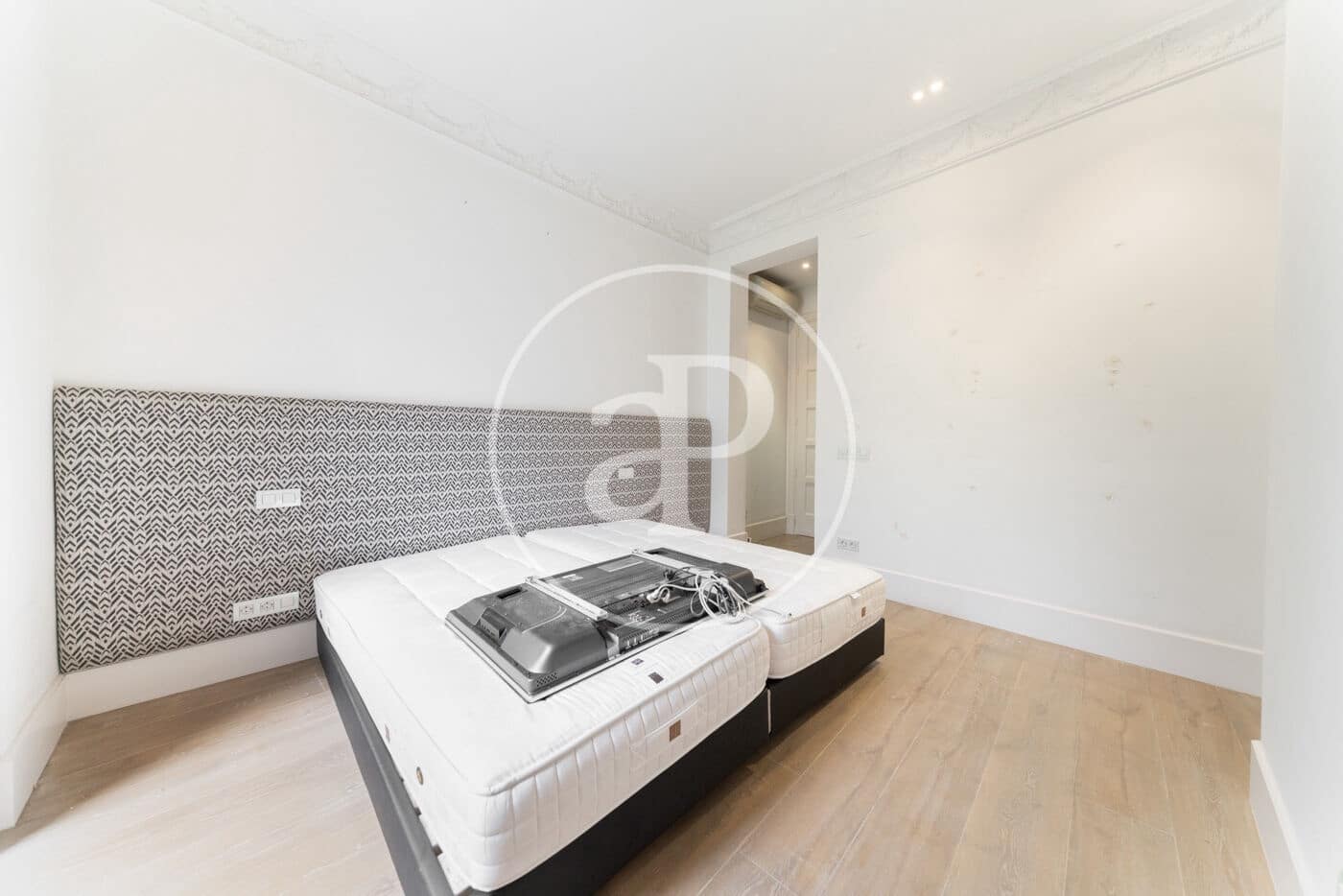 3 quarto Apartamento para arrendar em Madrid cidade - 4 600 € (Ref: 9843411)