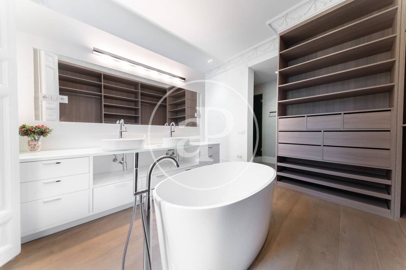 3 quarto Apartamento para arrendar em Madrid cidade - 4 600 € (Ref: 9843411)