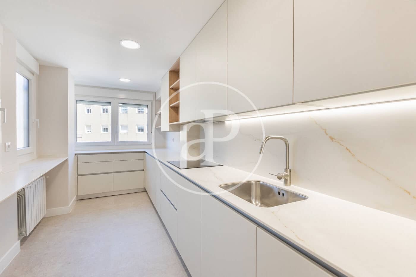 3 bedroom Apartment for rent in Madrid city with pool garage - € 2,700 (Ref: 9851768)
