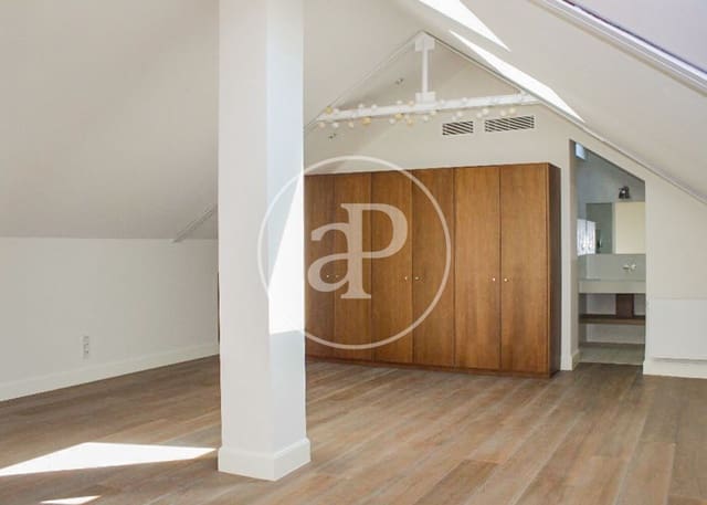 4 soveværelse Villa til leje i Ciudad Jardín, Madrid by med swimmingpool garage - € 7.900 (Ref: 9851771)