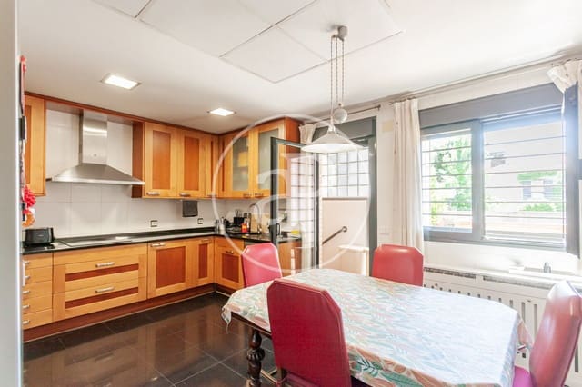 6 sypialnia Willa na sprzedaż w Aravaca, Miasto Madryt z basenem - 1 975 000 € (Ref: 9855475)