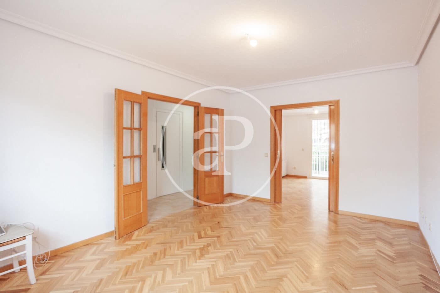 5 bedroom Villa for rent in Madrid city with garage - € 2,800 (Ref: 9861879)