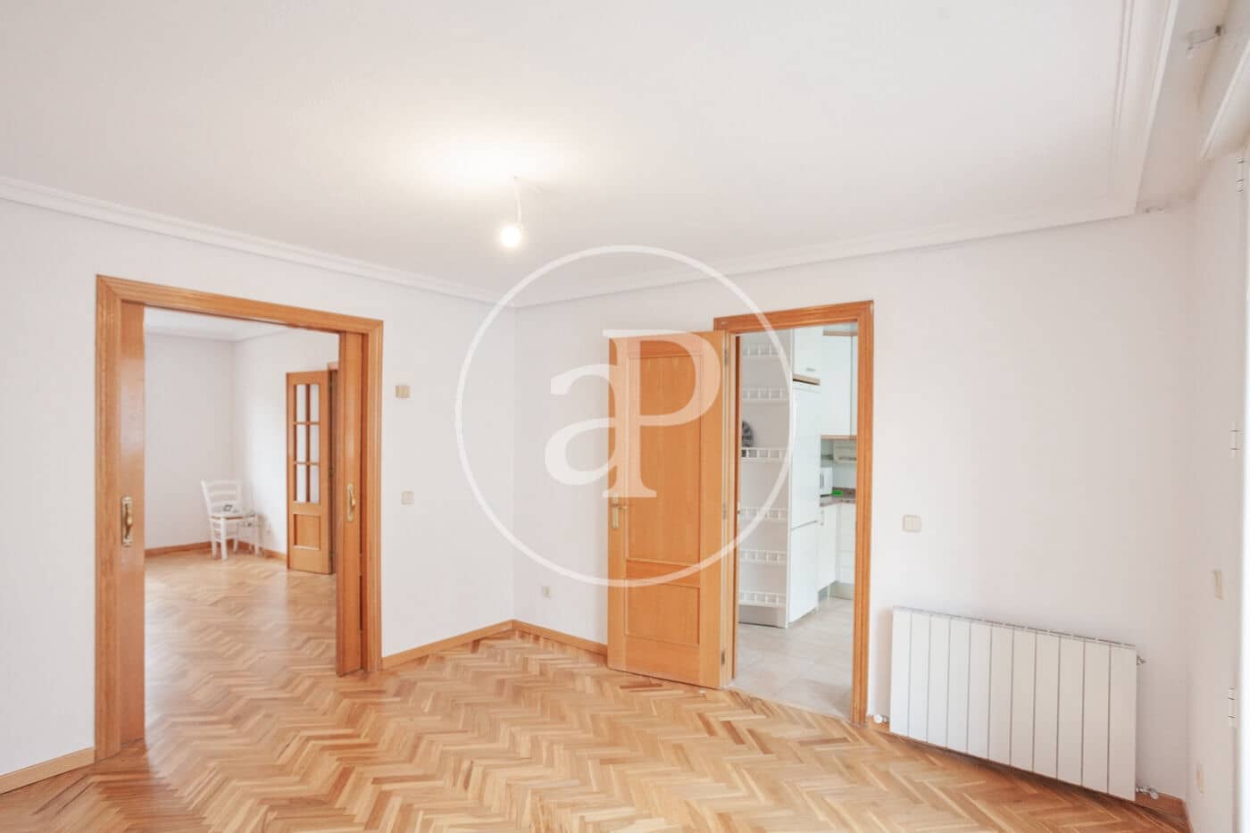 5 bedroom Villa for rent in Madrid city with garage - € 2,800 (Ref: 9861879)