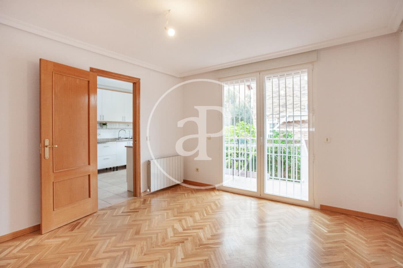 5 bedroom Villa for rent in Madrid city with garage - € 2,800 (Ref: 9861879)