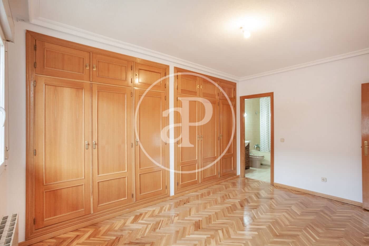 5 bedroom Villa for rent in Madrid city with garage - € 2,800 (Ref: 9861879)