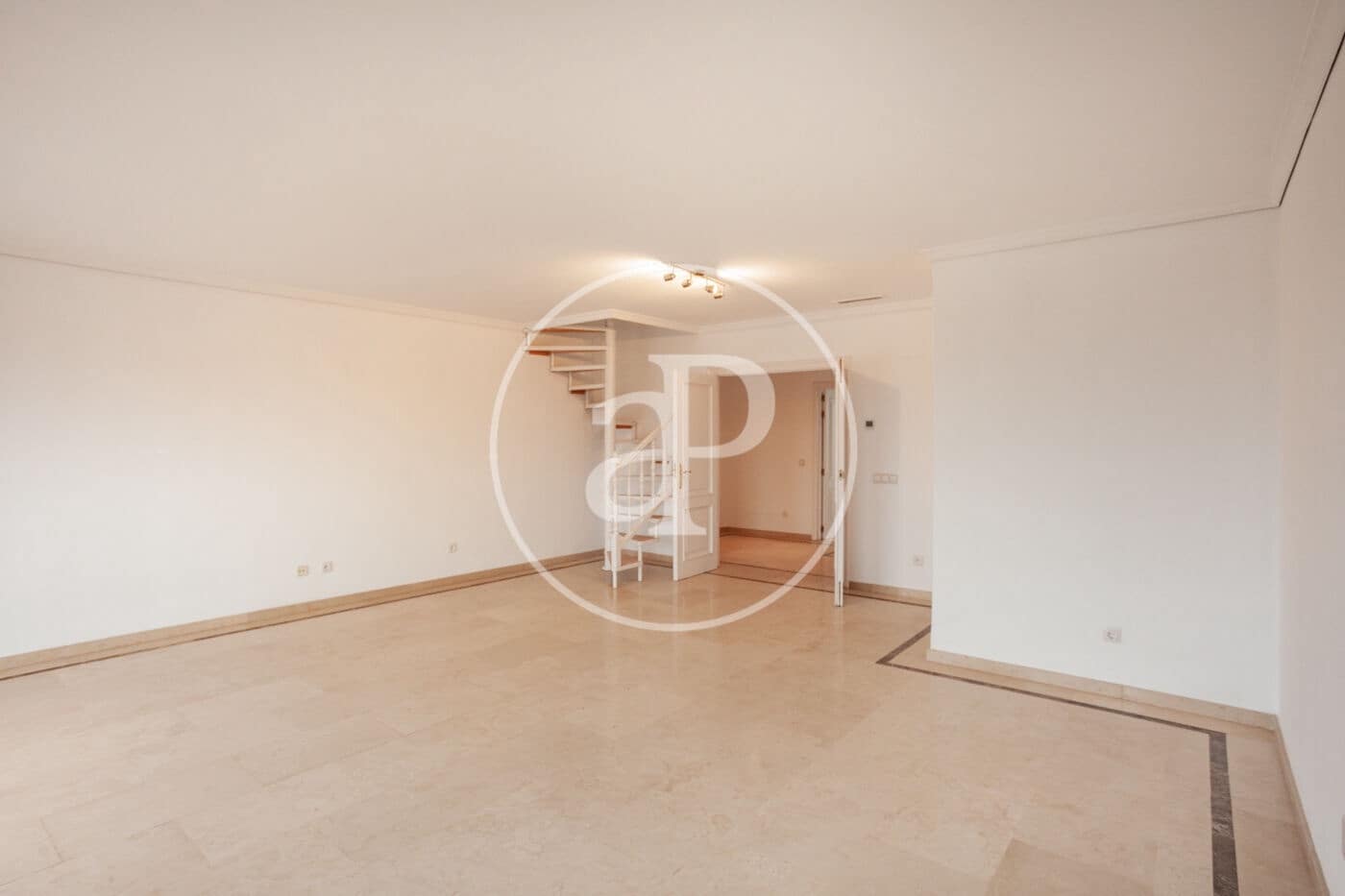 5 bedroom Villa for rent in Madrid city with garage - € 2,800 (Ref: 9861879)