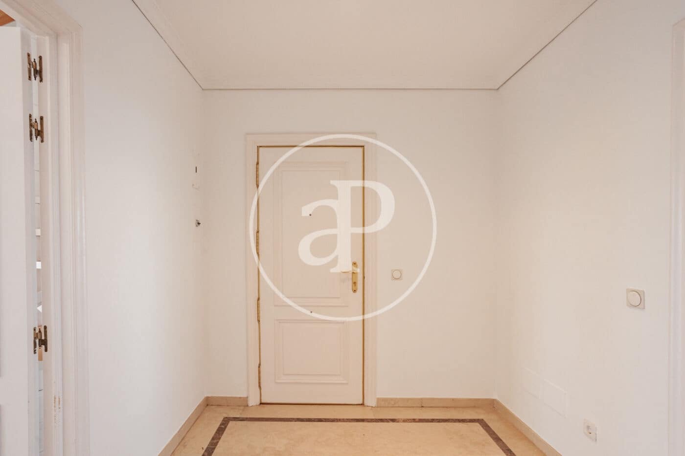 5 bedroom Villa for rent in Madrid city with garage - € 2,800 (Ref: 9861879)