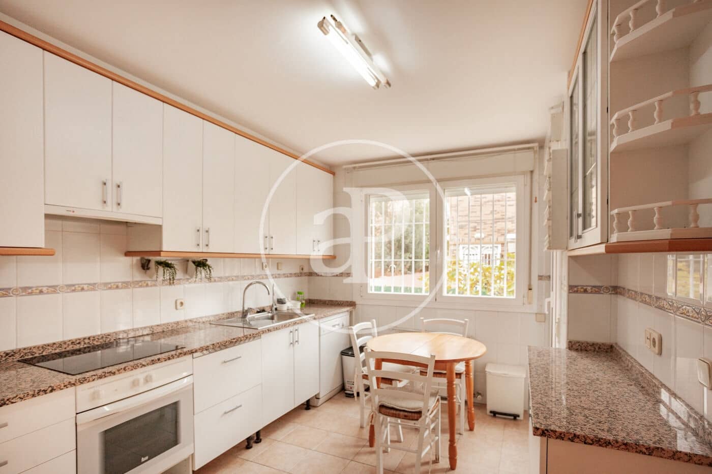 5 bedroom Villa for rent in Madrid city with garage - € 2,800 (Ref: 9861879)