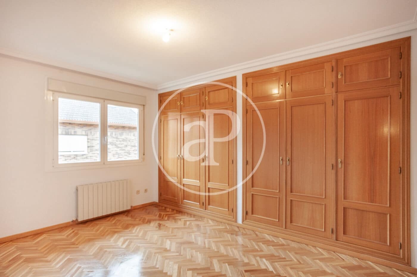 5 bedroom Villa for rent in Madrid city with garage - € 2,800 (Ref: 9861879)