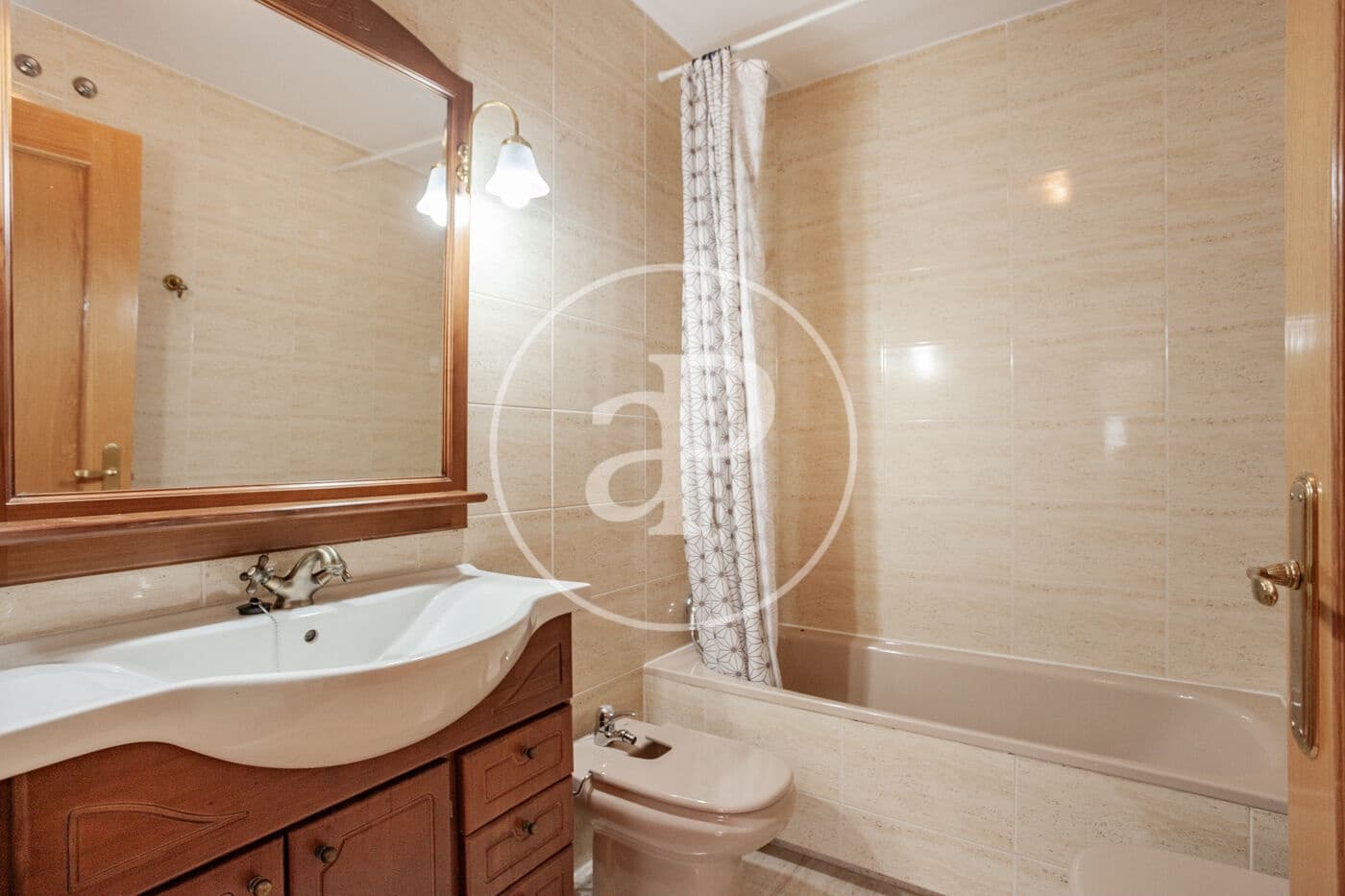 5 bedroom Villa for rent in Madrid city with garage - € 2,800 (Ref: 9861879)