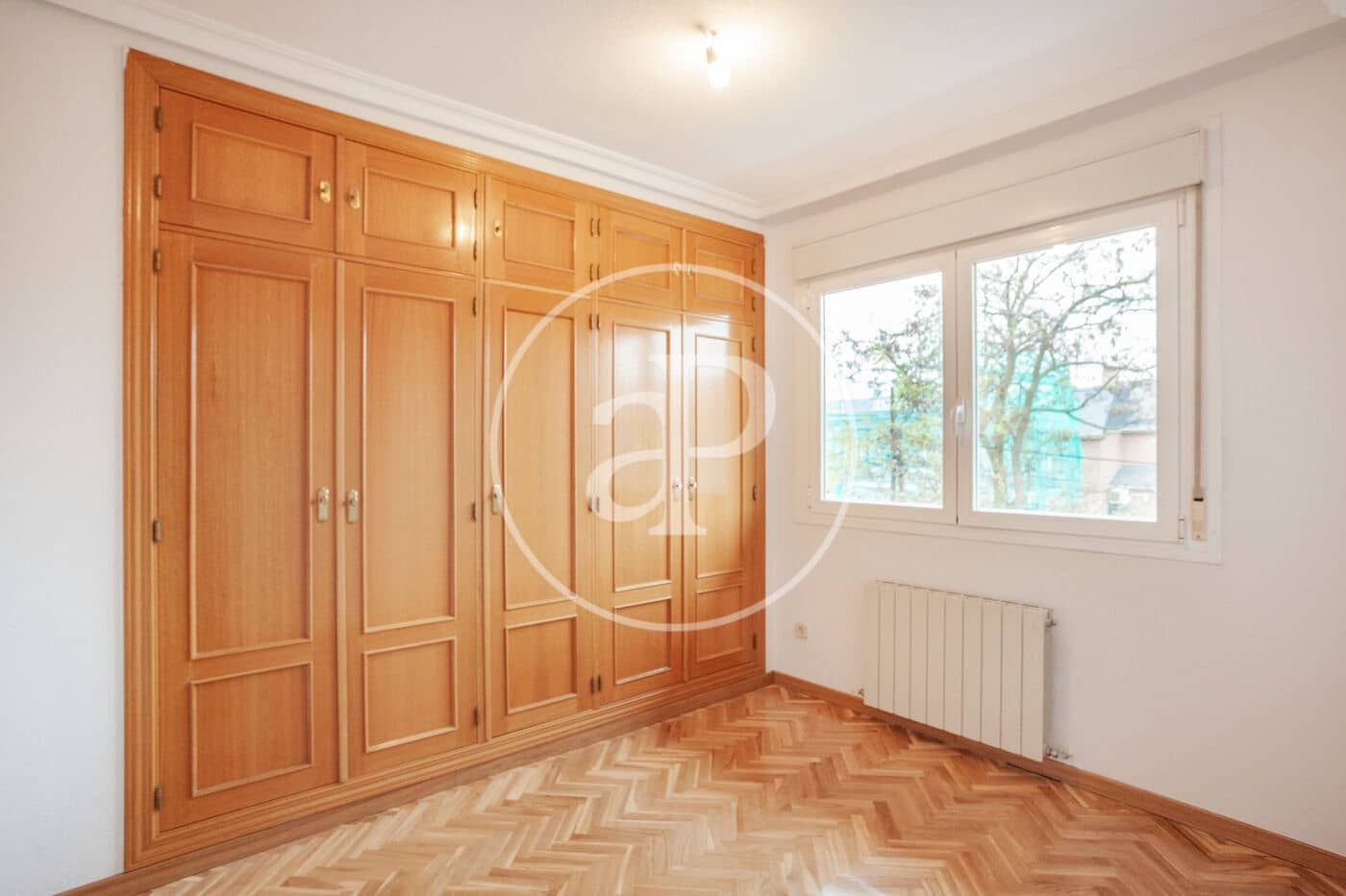 5 bedroom Villa for rent in Madrid city with garage - € 2,800 (Ref: 9861879)