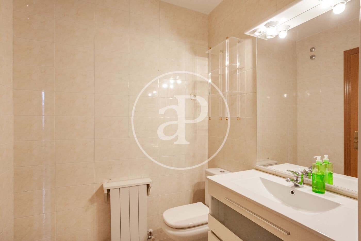 5 bedroom Villa for rent in Madrid city with garage - € 2,800 (Ref: 9861879)