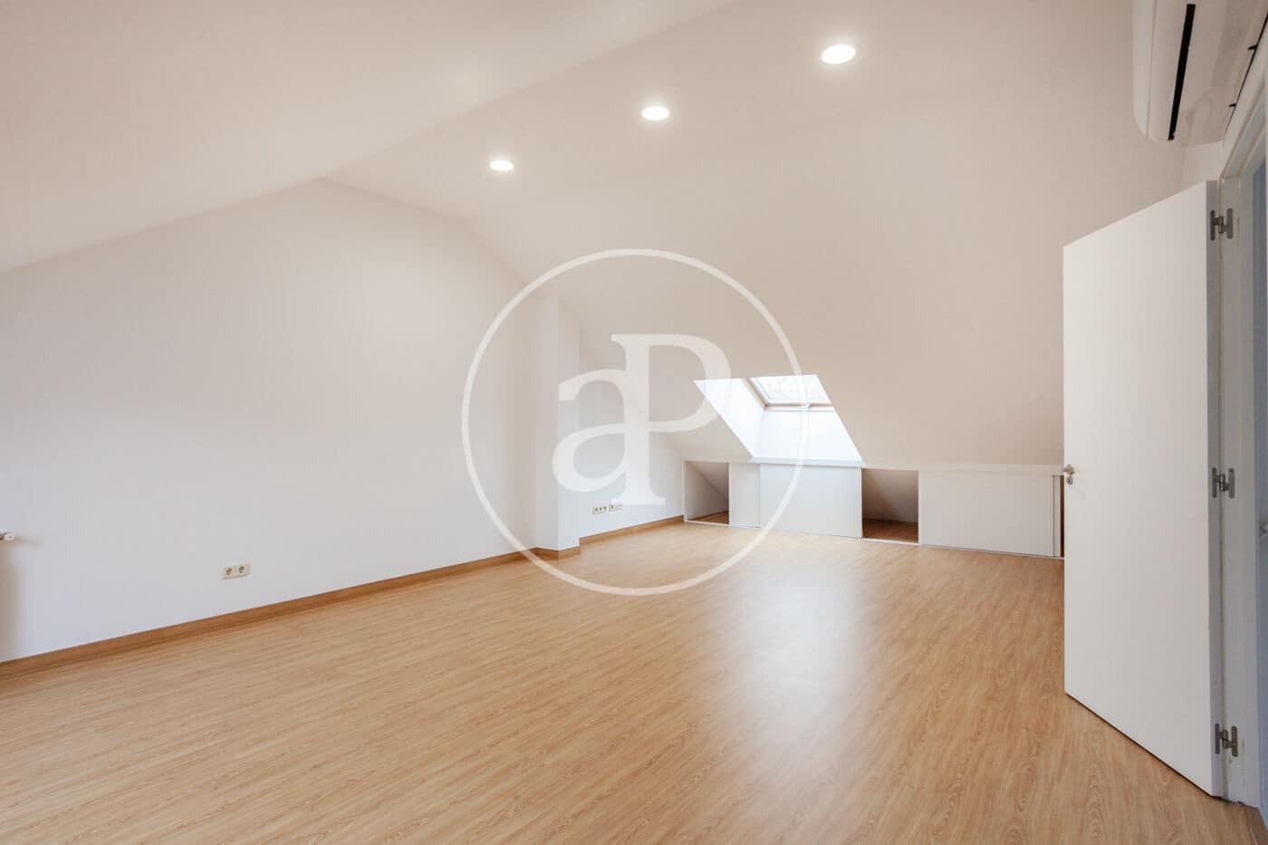 5 bedroom Villa for rent in Madrid city with garage - € 2,800 (Ref: 9861879)