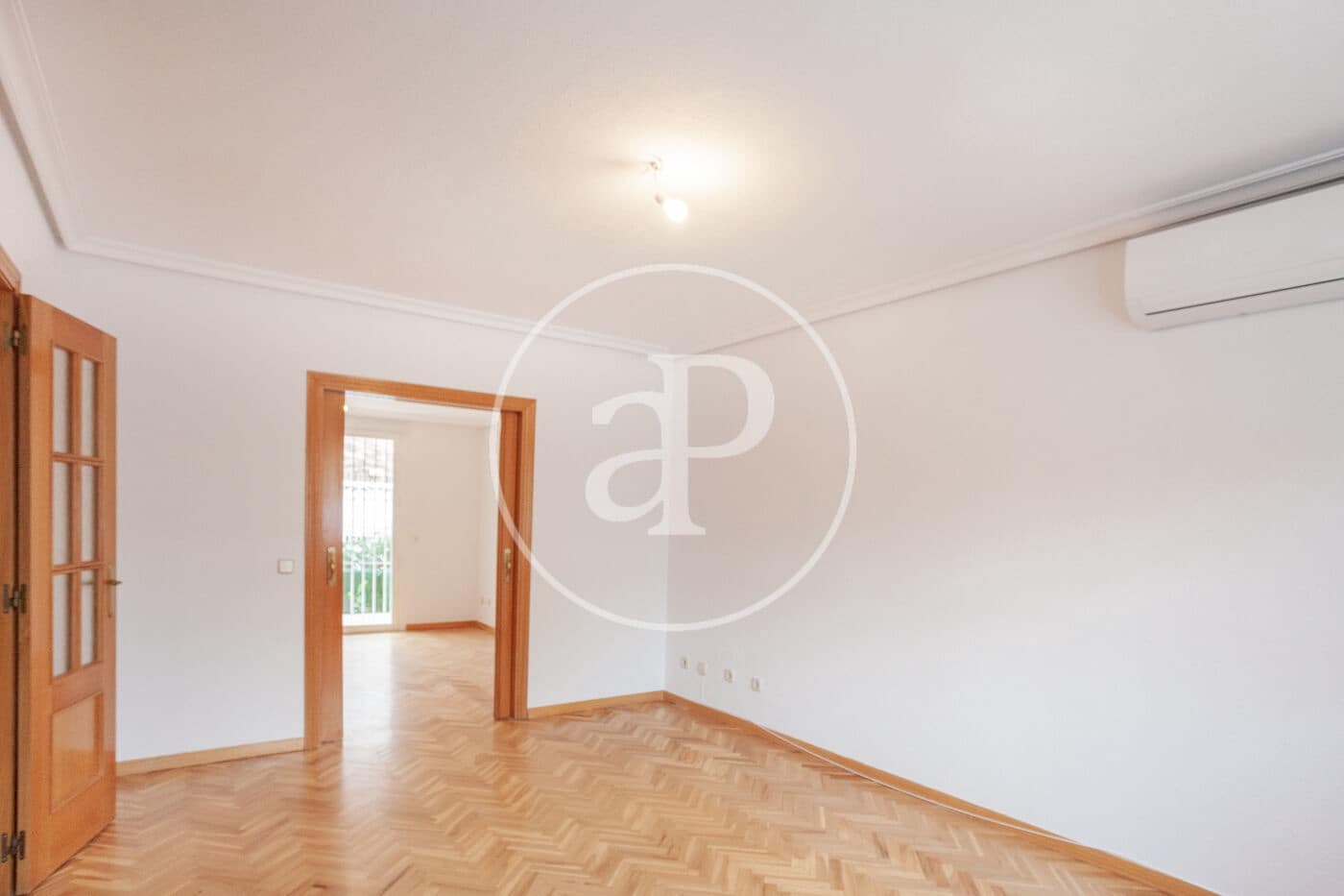 5 bedroom Villa for rent in Madrid city with garage - € 2,800 (Ref: 9861879)