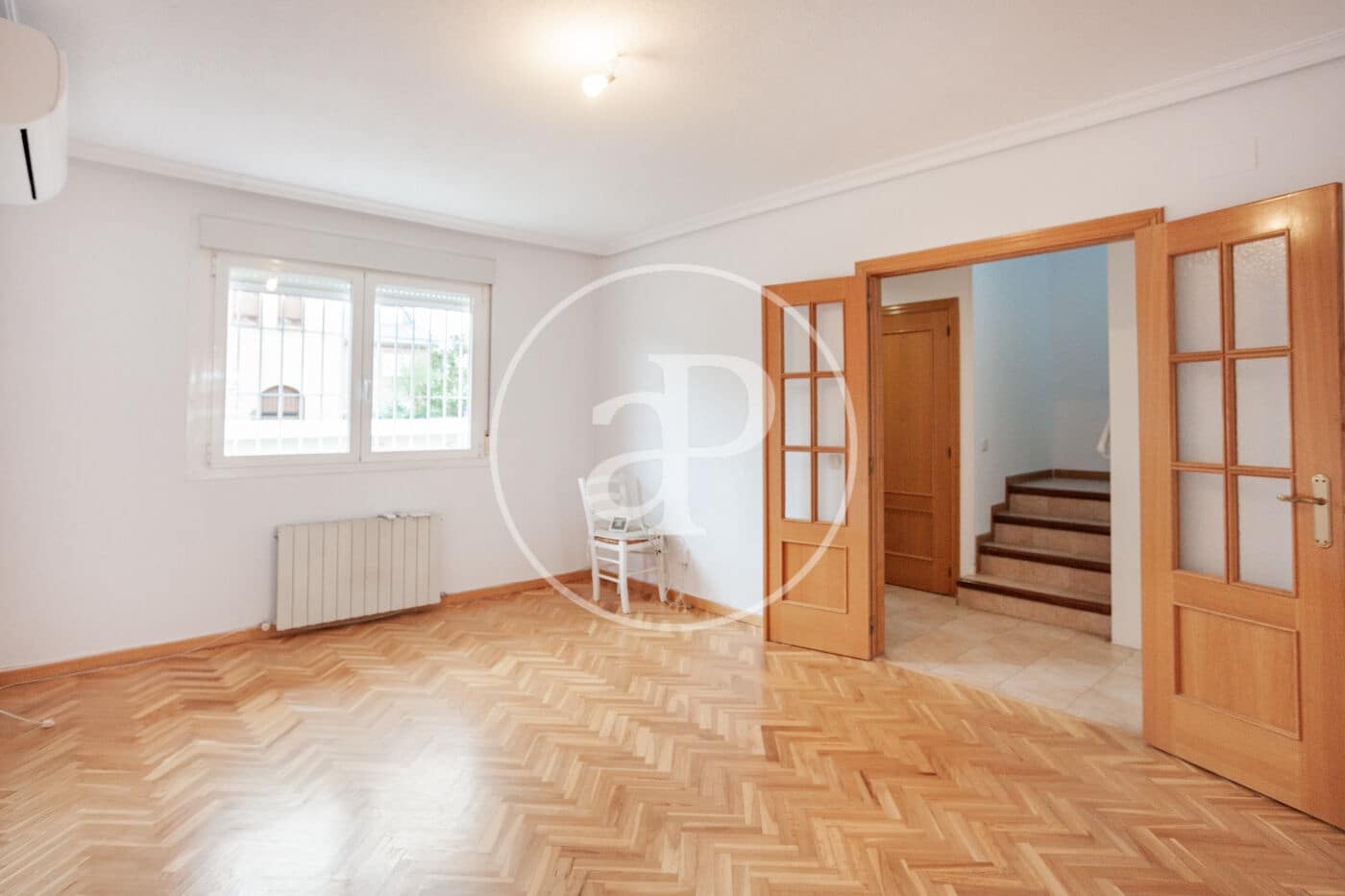 5 bedroom Villa for rent in Madrid city with garage - € 2,800 (Ref: 9861879)