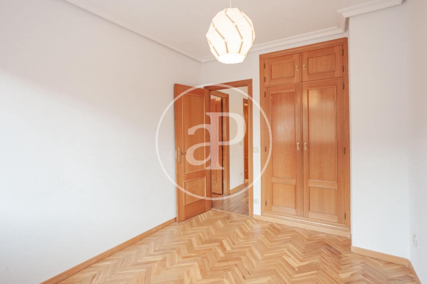 5 bedroom Villa for rent in Madrid city with garage - € 2,800 (Ref: 9861879)