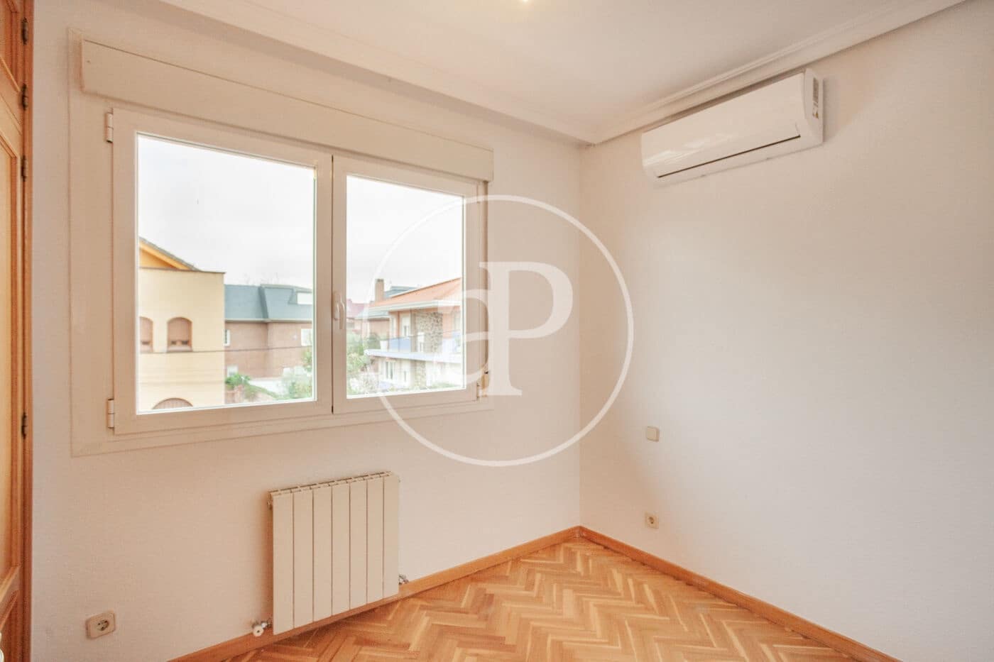 5 bedroom Villa for rent in Madrid city with garage - € 2,800 (Ref: 9861879)