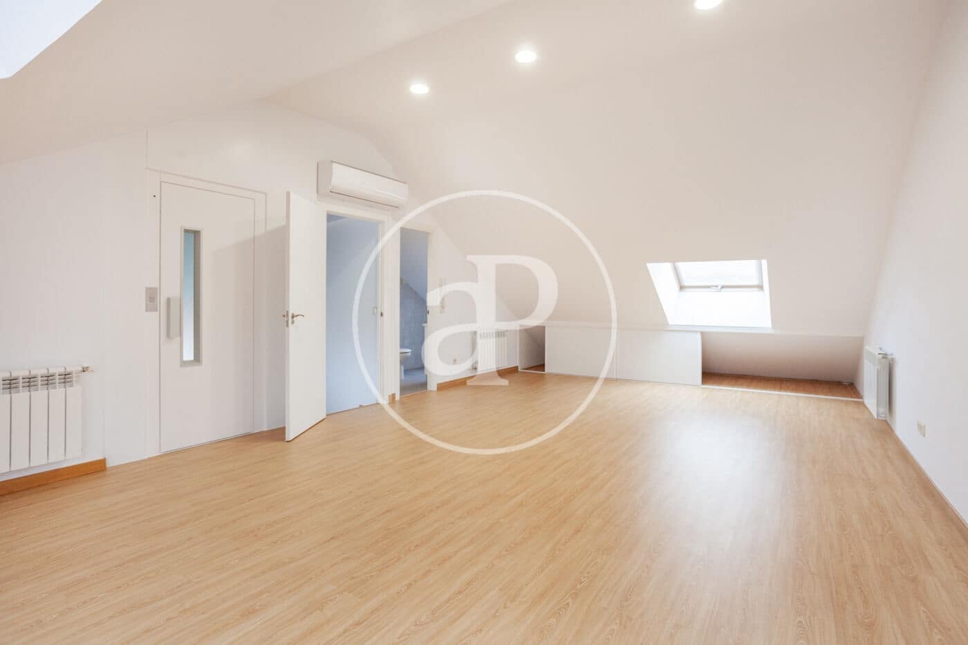 5 bedroom Villa for rent in Madrid city with garage - € 2,800 (Ref: 9861879)