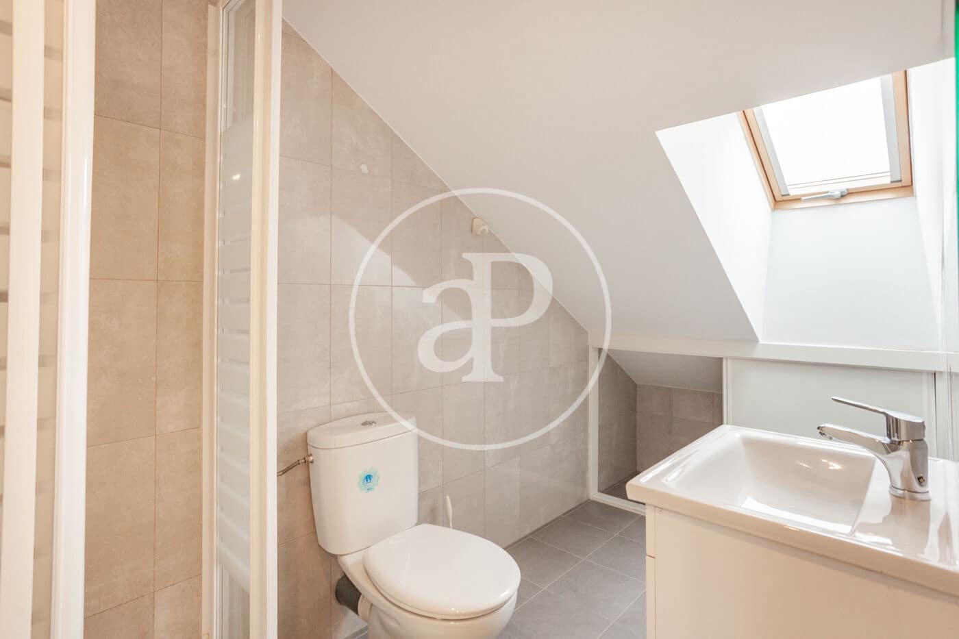 5 bedroom Villa for rent in Madrid city with garage - € 2,800 (Ref: 9861879)